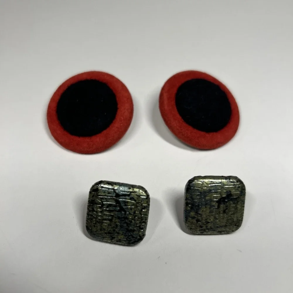 Lot‎ 2 Vintage Leather Studio Art Button Earrings Black Red